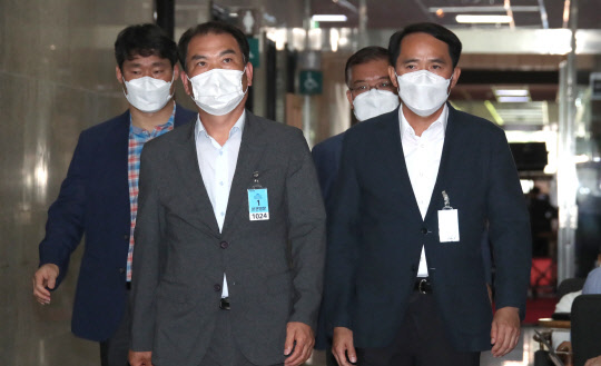 최원일 전 천안함 함장(오른쪽)과 이성우 천안함 유족회 회장(왼쪽두번째)이 9일 국회에서 송영길  민주당 대표를 항의 방문을 하고 있다. 연합뉴스